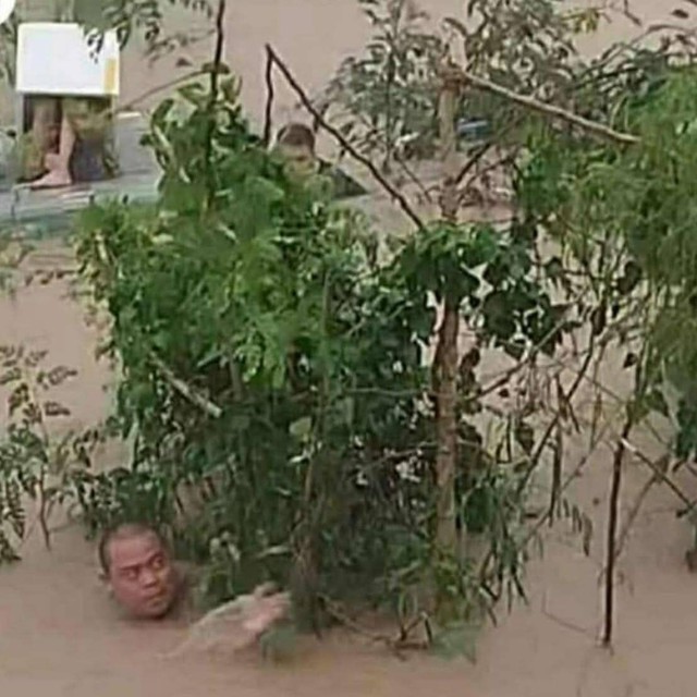 Cận cảnh lũ lụt Đắk Lắk , người dân kêu cứu giữa biển nước - Ảnh 6.