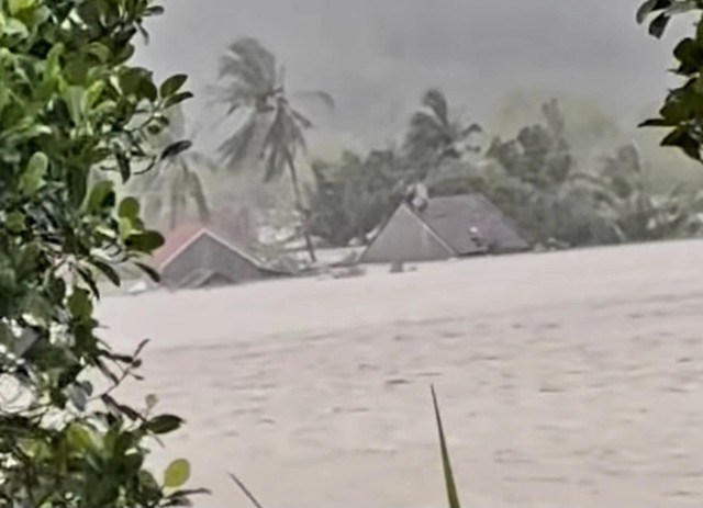 Cận cảnh lũ lụt Đắk Lắk , người dân kêu cứu giữa biển nước - Ảnh 7.