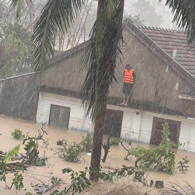 Cận cảnh lũ lụt Đắk Lắk , người dân kêu cứu giữa biển nước - Ảnh 10.