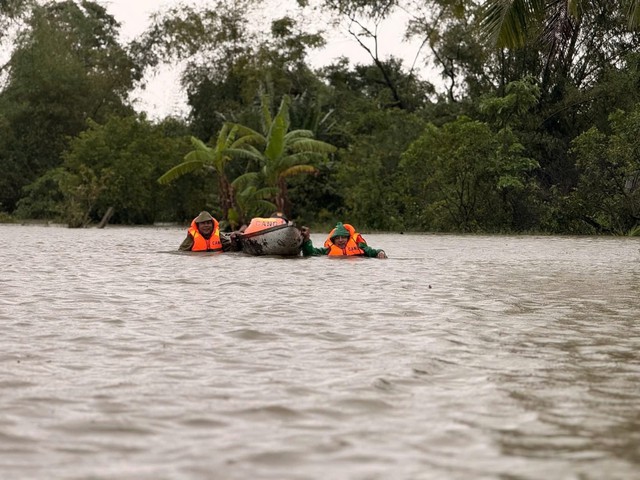 Cận cảnh lũ lụt Đắk Lắk , người dân kêu cứu giữa biển nước - Ảnh 12.