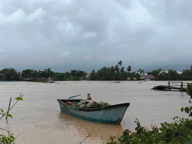 Khánh Hòa: Căng mình vì nước lũ vẫn dâng cao, hơn 9.000 nhà dân ngập nặng - Ảnh 1.