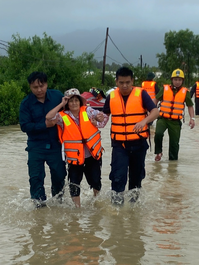 Khánh Hòa: Căng mình vì nước lũ vẫn dâng cao, hơn 9.000 nhà dân ngập nặng - Ảnh 2.