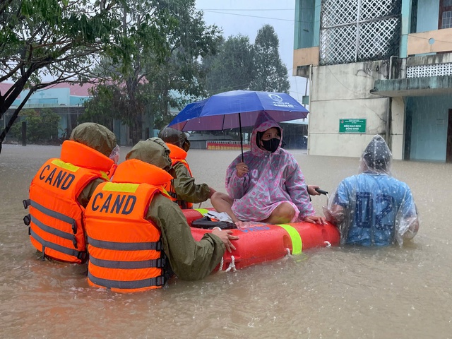 Tiếng kêu cứu của thai phụ chuyển dạ giữa lũ lớn được lực lượng Công an hỗ trợ - Ảnh 1. Tiếng kêu cứu của thai phụ chuyển dạ giữa lũ lớn được lực lượng Công an hỗ trợ - Ảnh 1.