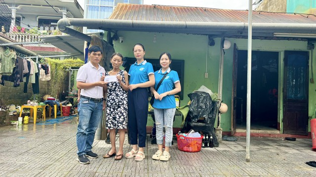 Chương trình "Trái tim miền Trung" hỗ trợ các gia đình nạn nhân lũ lụt ở Huế - Ảnh 6.