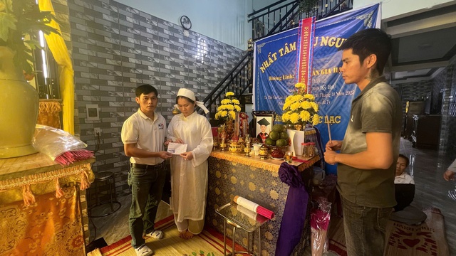 Chương trình "Trái tim miền Trung" hỗ trợ các gia đình nạn nhân lũ lụt ở Huế - Ảnh 1.