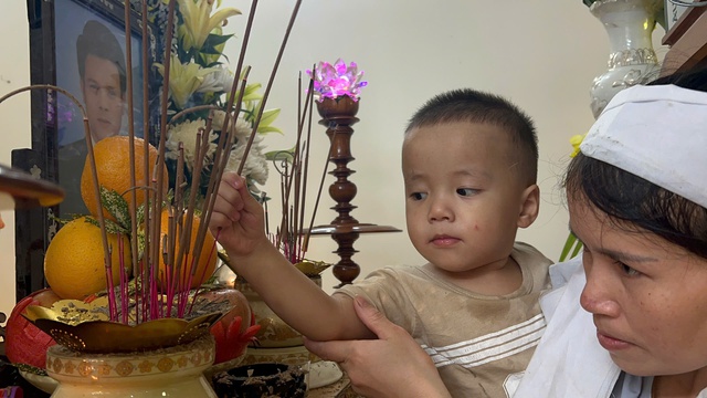 Chương trình "Trái tim miền Trung" hỗ trợ các gia đình nạn nhân lũ lụt ở Huế - Ảnh 4.