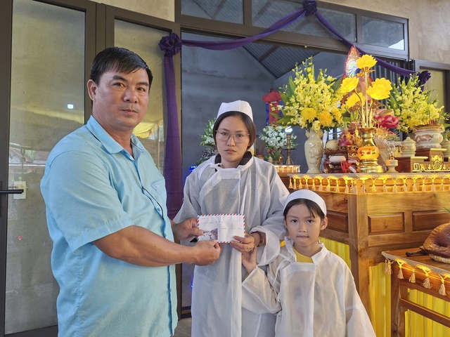 Chương trình "Trái tim miền Trung" hỗ trợ các gia đình nạn nhân lũ lụt ở Huế - Ảnh 2.