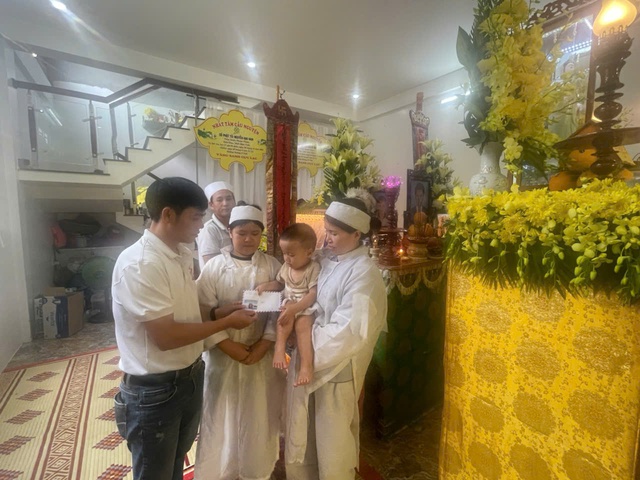 Chương trình "Trái tim miền Trung" hỗ trợ các gia đình nạn nhân lũ lụt ở Huế - Ảnh 3.