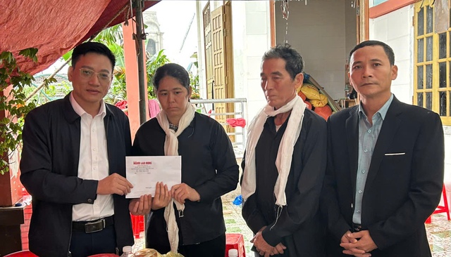 Chương trình "Trái tim miền Trung" Báo Người Lao Động đến với người mẹ mất 3 con trong nước lũ - Ảnh 1.