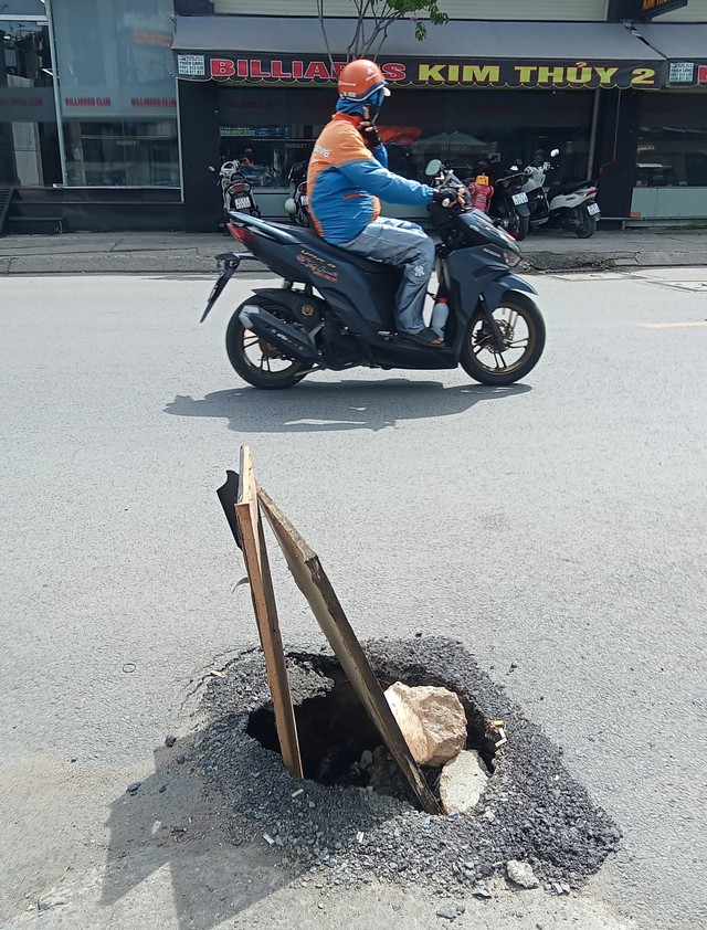 Hố sâu trên đường - Ảnh 1.
