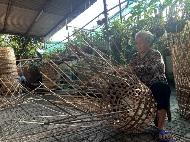 Nghề giỏ trạc - một phần ký ức của Xuân Thới Sơn - Ảnh 1.