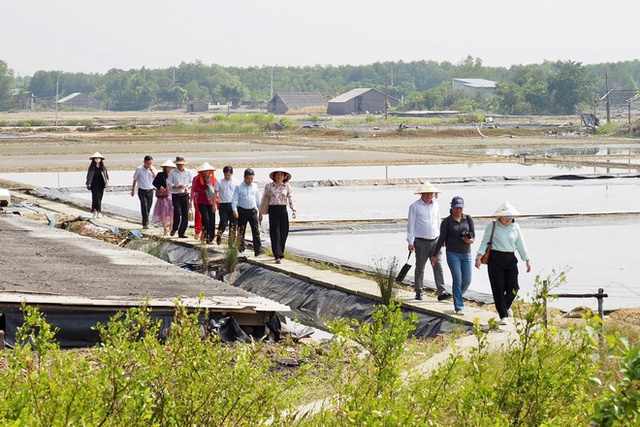 Salt-making - a unique highlight that defines Thieng Lieng’s tourism identity - Ảnh 5.