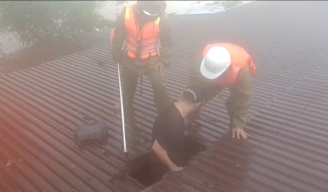 Cận cảnh giải cứu người dân mắc kẹt trên ngọn cây, mái nhà - Ảnh 5.