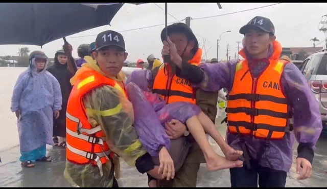 Cận cảnh giải cứu người dân mắc kẹt trên ngọn cây, mái nhà - Ảnh 7.