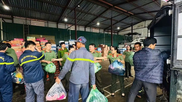 Cận cảnh giải cứu người dân mắc kẹt trên ngọn cây, mái nhà - Ảnh 8.