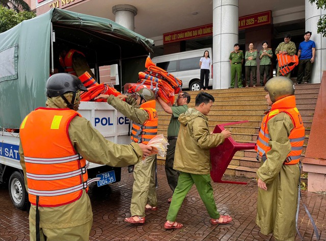 Cận cảnh giải cứu người dân mắc kẹt trên ngọn cây, mái nhà - Ảnh 9.