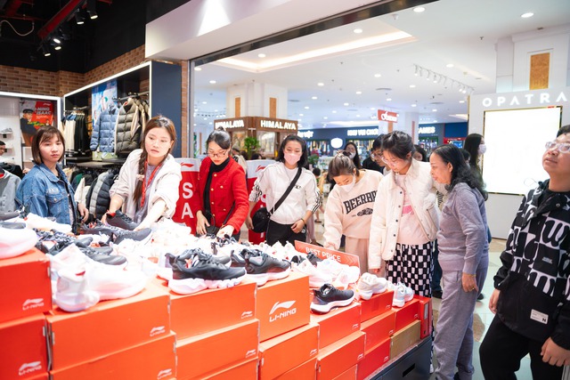 Vincom Black Friday 2025: Đại tiệc giảm giá khuấy động thị trường bán lẻ cả nước - Ảnh 4. Vincom Black Friday 2025: Đại tiệc giảm giá khuấy động thị trường bán lẻ cả nước - Ảnh 4.