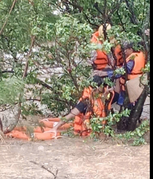 Cận cảnh giải cứu người dân mắc kẹt trên ngọn cây, mái nhà - Ảnh 1.