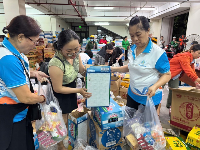 TPHCM phát động đợt tiếp nhận khẩn ủng hộ đồng bào vùng lũ các tỉnh miền Trung - Ảnh 3.