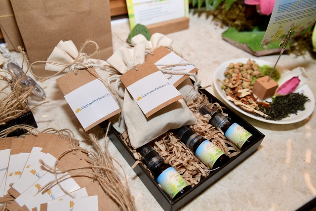 Vietnam Airlines “kể chuyện bằng hương sen” với hệ sinh thái mùi hương Nhã - Ảnh 1.