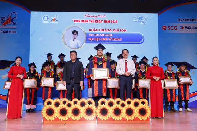 TP HCM vinh danh gần 90 thủ khoa, 5 người đạt điểm đối. - Ảnh 4.