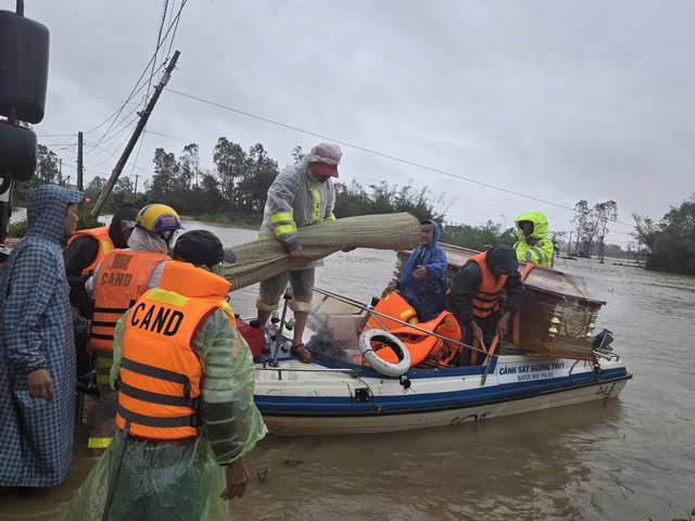 CSGT Đắk Lắk vận chuyển quan tài giúp gia đình kịp mai táng cháu bé giữa lũ - Ảnh 5.