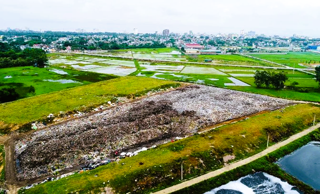Đóng cửa bãi rác quá tải, gây mùi hôi thối ở bãi biển nổi tiếng Thanh Hóa - Ảnh 2.