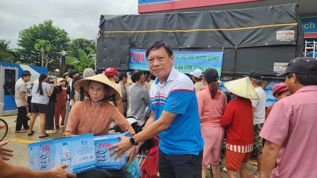 Nhân viên PVOIL dũng cảm cứu người trong nước lũ - Ảnh 3. Nhân viên PVOIL dũng cảm cứu người trong nước lũ - Ảnh 3.