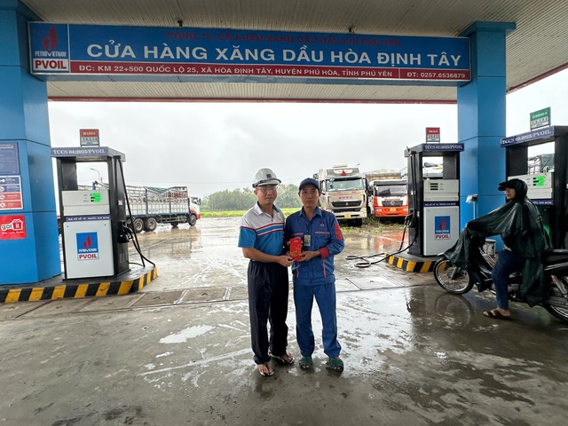 Nhân viên PVOIL dũng cảm cứu người trong nước lũ - Ảnh 1. Nhân viên PVOIL dũng cảm cứu người trong nước lũ - Ảnh 1.