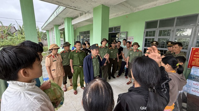 Giám đốc Công an tỉnh Đắk Lắk phát nhu yếu phẩm cho người dân vùng lũ - Ảnh 5.