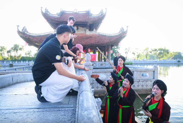 "Tiếng hát Hà Nội" vang lên trên đoàn tàu "Hà Nội 5 cửa ô" - Ảnh 5.