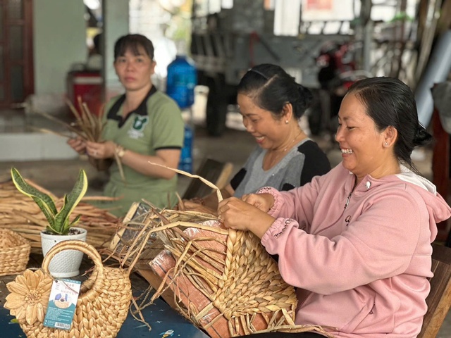 Độc đáo nghề đan lục bình ở xã đảo Long Sơn - Ảnh 4.