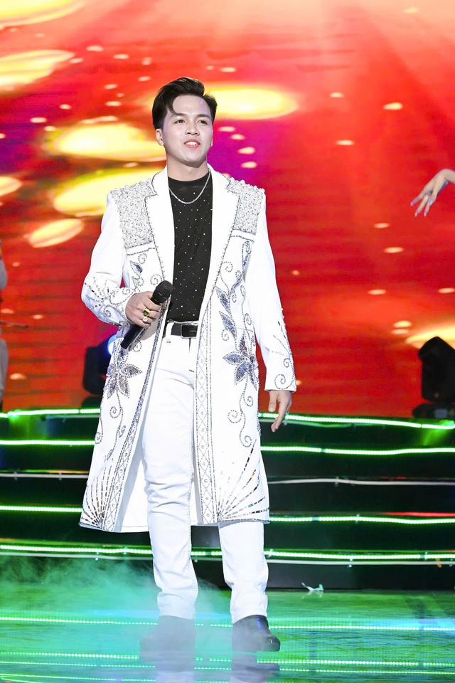 Ca sĩ Hoàng Nhựt: Giải thưởng Ca sĩ Triển Vọng là bước đệm theo con đường ca hát chuyên nghiệp. - Ảnh 2.