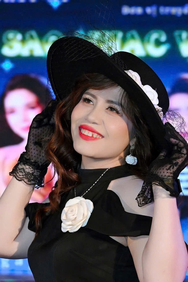 Ca sĩ Bích Ngọc: Xúc động khi nhận giải thưởng Ca sĩ được yêu thích nhất. - Ảnh 3.