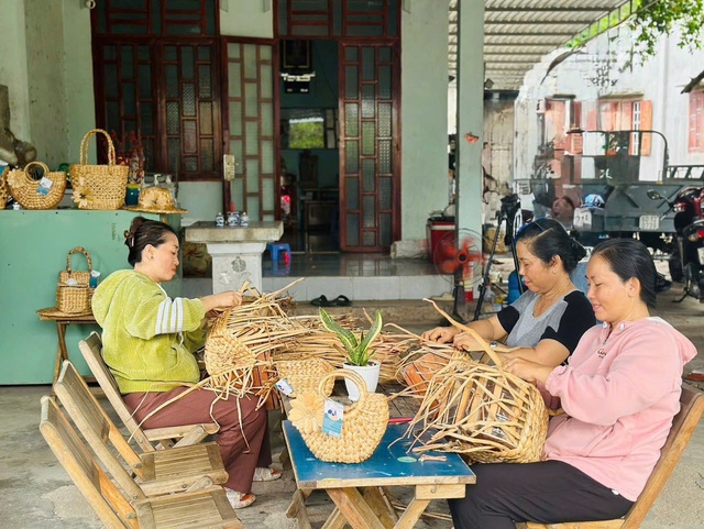 Độc đáo nghề đan lục bình ở xã đảo Long Sơn - Ảnh 1.