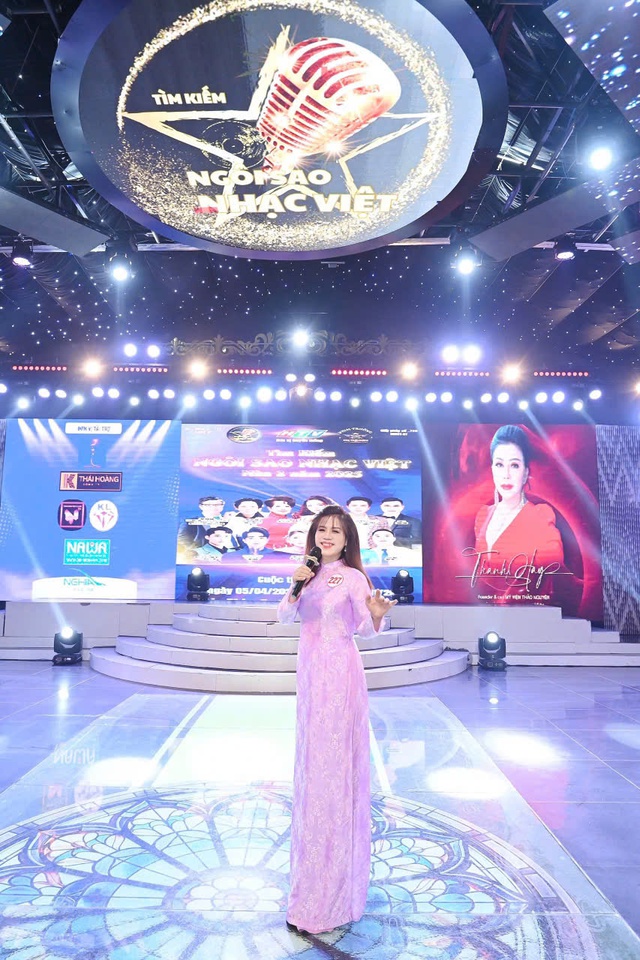 Ca sĩ Bích Ngọc: Xúc động khi nhận giải thưởng Ca sĩ được yêu thích nhất. - Ảnh 4.