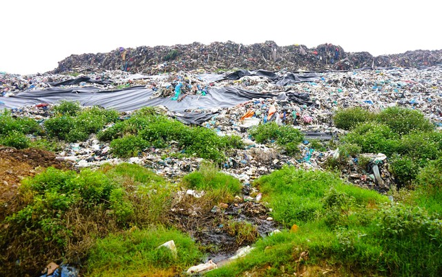 Đóng cửa bãi rác quá tải, gây mùi hôi thối ở bãi biển nổi tiếng Thanh Hóa - Ảnh 7.