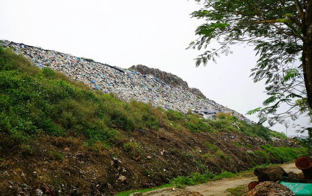 Đóng cửa bãi rác quá tải, gây mùi hôi thối ở bãi biển nổi tiếng Thanh Hóa - Ảnh 1.