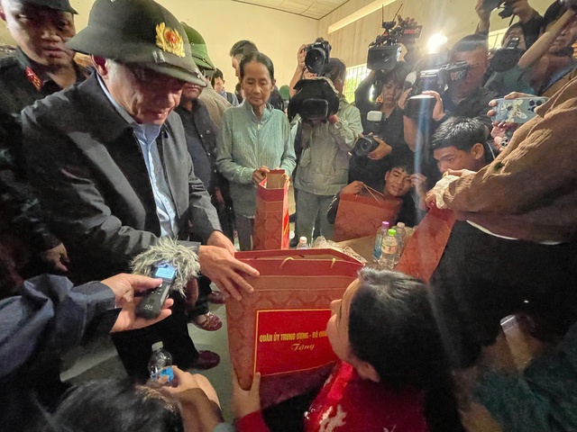 Bí thư Thành ủy TP HCM Trần Lưu Quang trực tiếp đến vùng lũ Khánh Hòa - Ảnh 1.