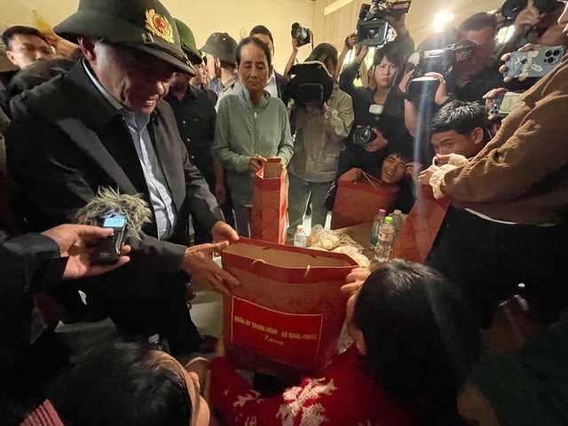 Bí thư Thành ủy TP HCM Trần Lưu Quang trực tiếp đến vùng lũ Khánh Hòa - Ảnh 9.