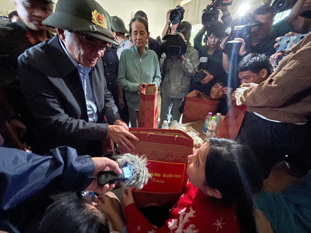 Bí thư Thành ủy TP HCM Trần Lưu Quang trực tiếp đến vùng lũ Khánh Hòa - Ảnh 10.