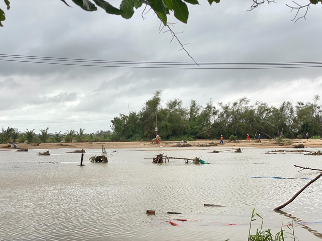 Khôi phục điện cho người dân vùng lũ: Nỗ lực không ngừng của EVNCPC - Ảnh 2. Khôi phục điện cho người dân vùng lũ: Nỗ lực không ngừng của EVNCPC - Ảnh 2.