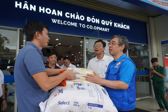 Thành phố Hồ Chí Minh hỗ trợ Khánh Hòa khắc phục thiệt hại mưa lũ - Ảnh 10. Thành phố Hồ Chí Minh hỗ trợ Khánh Hòa khắc phục thiệt hại mưa lũ - Ảnh 10.