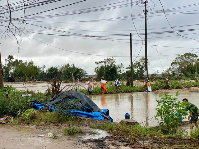 Khôi phục điện cho người dân vùng lũ: Nỗ lực không ngừng của EVNCPC - Ảnh 3. Khôi phục điện cho người dân vùng lũ: Nỗ lực không ngừng của EVNCPC - Ảnh 3.