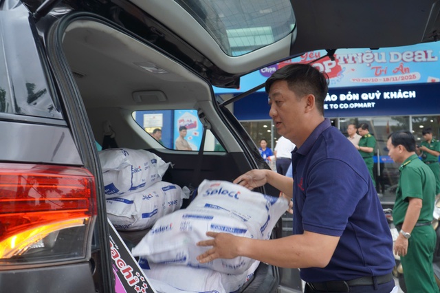 Thành phố Hồ Chí Minh hỗ trợ Khánh Hòa khắc phục thiệt hại mưa lũ - Ảnh 9. Thành phố Hồ Chí Minh hỗ trợ Khánh Hòa khắc phục thiệt hại mưa lũ - Ảnh 9.