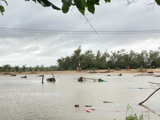 Khôi phục điện cho người dân vùng lũ: Nỗ lực không ngừng của EVNCPC - Ảnh 4. Khôi phục điện cho người dân vùng lũ: Nỗ lực không ngừng của EVNCPC - Ảnh 4.