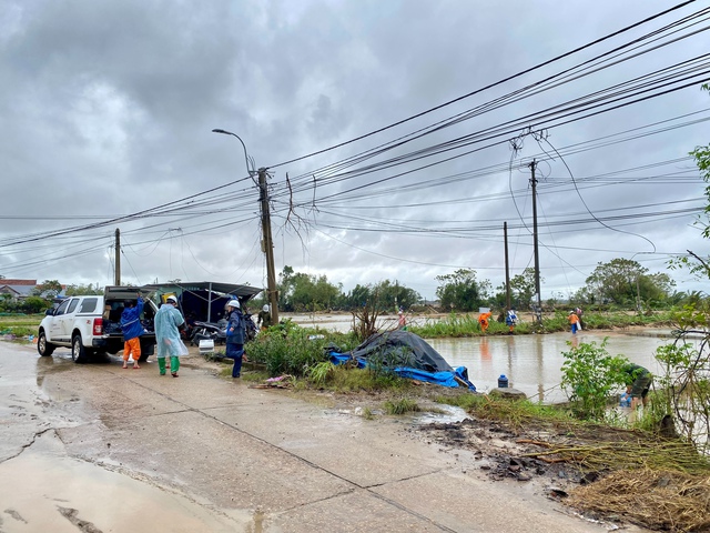Khôi phục điện cho người dân vùng lũ: Nỗ lực không ngừng của EVNCPC - Ảnh 5. Khôi phục điện cho người dân vùng lũ: Nỗ lực không ngừng của EVNCPC - Ảnh 5.