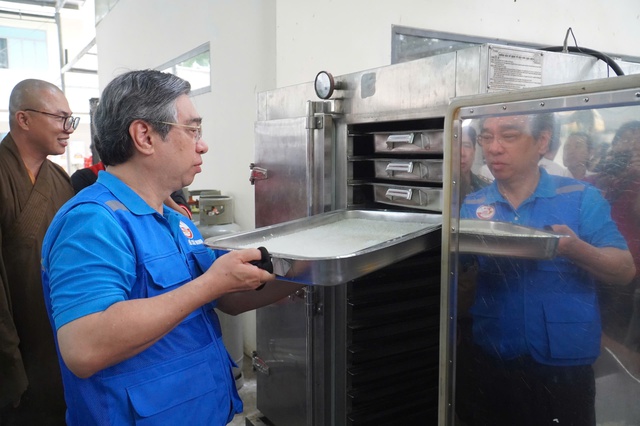 Thành phố Hồ Chí Minh hỗ trợ Khánh Hòa khắc phục thiệt hại mưa lũ - Ảnh 5. Thành phố Hồ Chí Minh hỗ trợ Khánh Hòa khắc phục thiệt hại mưa lũ - Ảnh 5.