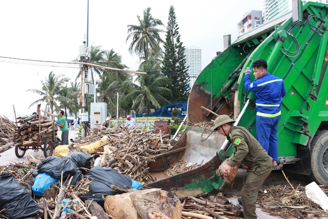 Thành phố Hồ Chí Minh hỗ trợ Khánh Hòa khắc phục thiệt hại mưa lũ - Ảnh 2. Thành phố Hồ Chí Minh hỗ trợ Khánh Hòa khắc phục thiệt hại mưa lũ - Ảnh 2.