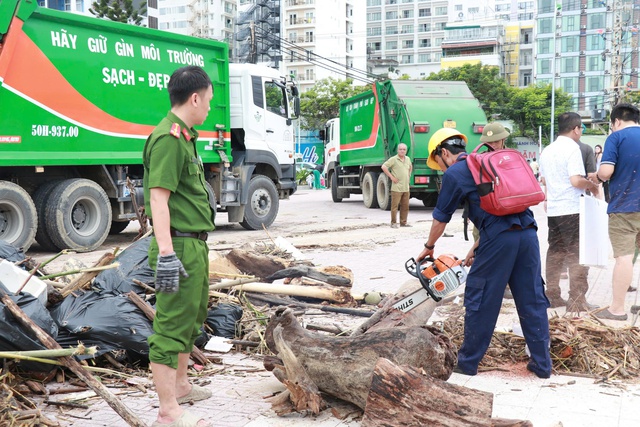 Thành phố Hồ Chí Minh hỗ trợ Khánh Hòa khắc phục thiệt hại mưa lũ - Ảnh 4. Thành phố Hồ Chí Minh hỗ trợ Khánh Hòa khắc phục thiệt hại mưa lũ - Ảnh 4.